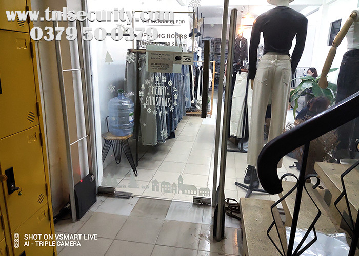 Lap-dat-cong-tu-an-ninh-chong-trom-cho-cua-hang-thoi-trang-tai-phu-nhuan